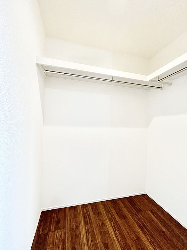 【ウォークインクローゼット】衣類をハンガーに掛けたまま収納できるWIC。衣類の整理整頓がしやすくて便利です!