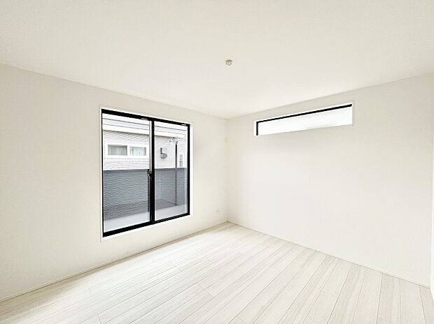 【寝室】バルコニーが明るさと開放感を演出！朝スッキリと目覚められそうですね。　