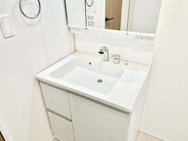 【シャワー水栓】ハンドシャワー付き！使いやすい洗面台。