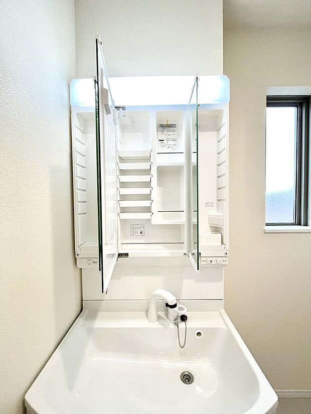 【三面鏡裏収納】三面鏡の裏に、化粧品や衛生用品などを収納可能。洗面台をすっきりと保ちます！