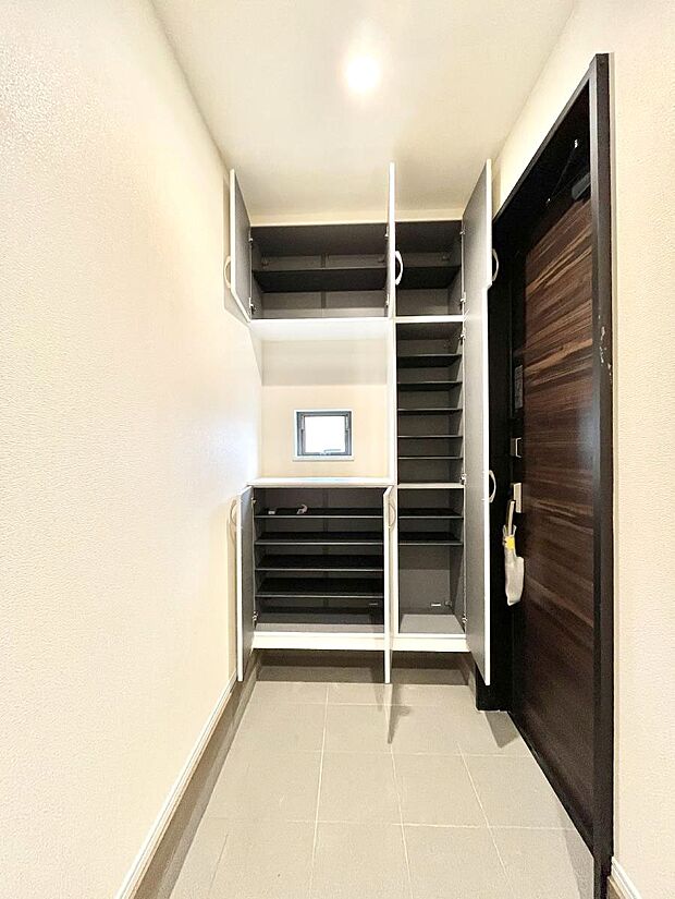 【シューズボックス】たっぷり収納できるシューズボックスで家族全員の靴も、玄関すっきり。