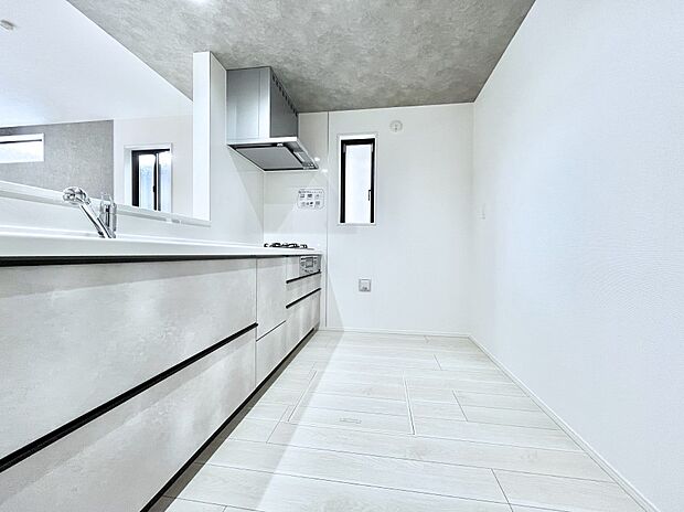 【ダイニングキッチン】爽やかな風が通り抜けるキッチン。窓があるので明るく換気にも役立ちます。