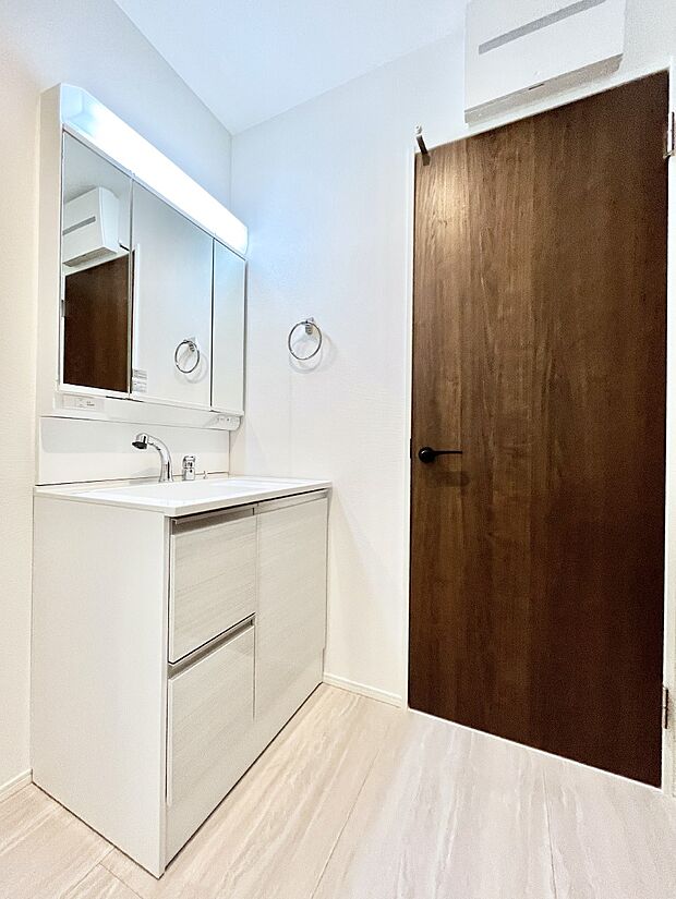 【脱衣場】清潔感のある快適空間です。毎日の身支度も気持ち良くお使い頂けます。