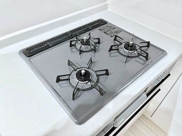 【Siセンサーコンロ】ガスコンロはSiセンサー搭載。火力調節や焦げ付き・消し忘れも防いでくれます。