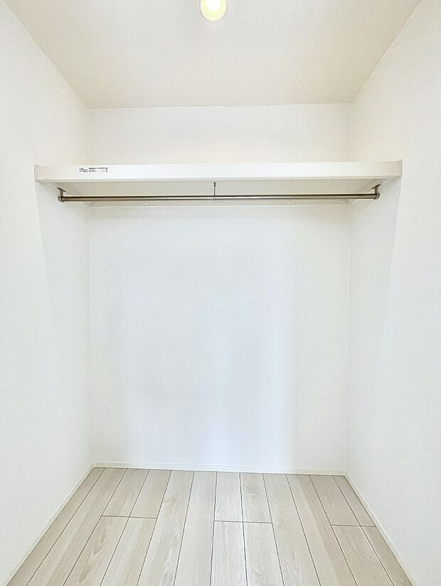 【ウォークインクローゼット】ウォークインクローゼット付きで生活空間を広く利用できます。