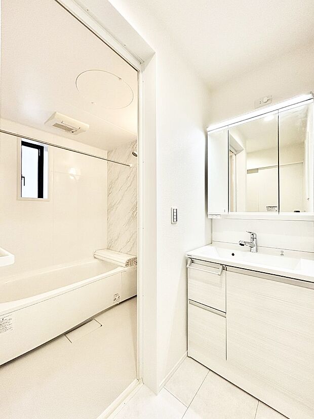 【脱衣場】清潔感ある洗面化粧室で朝の身支度も快適