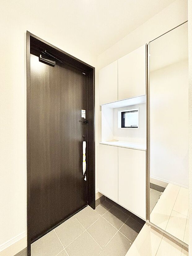 【玄関】下駄箱はご家族の写真や季節のインテリアで飾り棚として演出できます