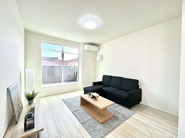 【ダイニング】大きな窓からたっぷりの陽光と風を感じられるリビング  