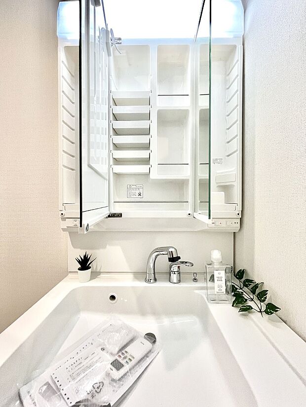 【三面鏡裏収納】三面鏡の裏に、化粧品や衛生用品などを収納可能。洗面台をすっきりと保ちます！