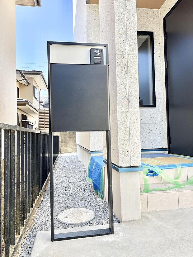 【その他現地】シンプルデザインのポスト。