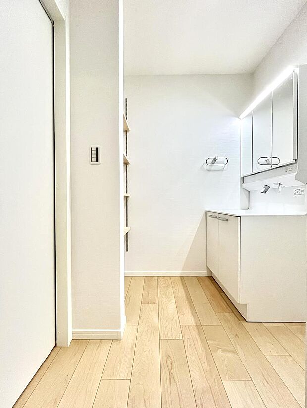 【脱衣場】清潔感のある快適空間です。毎日の身支度も気持ち良くお使い頂けます。