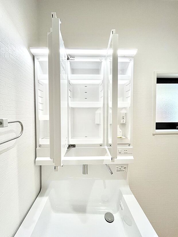 【三面鏡裏収納】三面鏡の裏に、化粧品や衛生用品などを収納可能。洗面台をすっきりと保ちます!