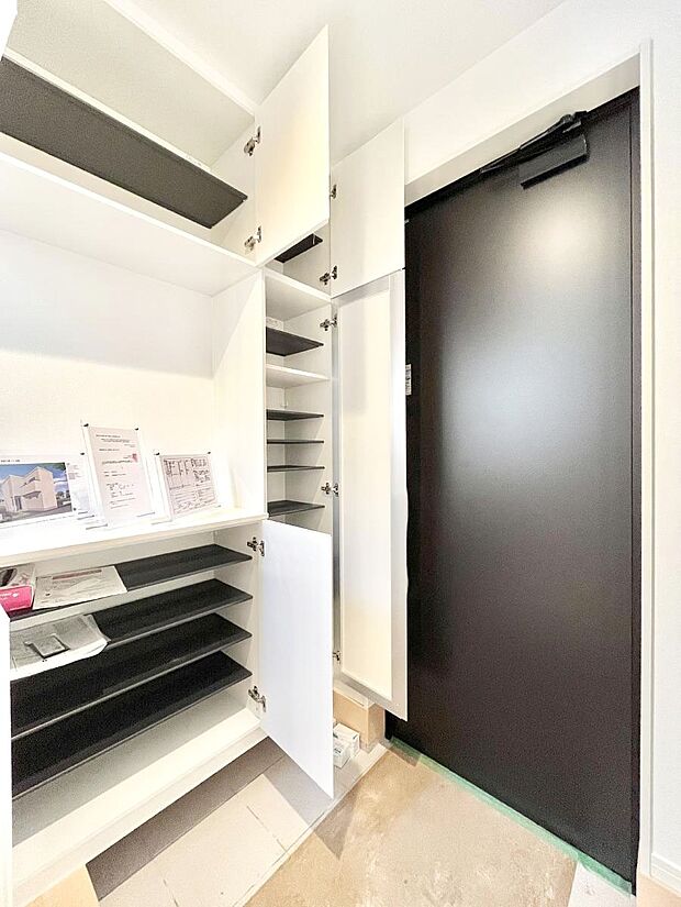 【シューズボックス】たっぷり収納できるシューズボックスで家族全員の靴も、玄関すっきり。