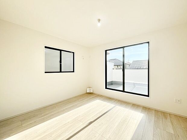 【寝室】明るいバルコニーサイドに洋室を設置。目覚めの良い寝室に。    