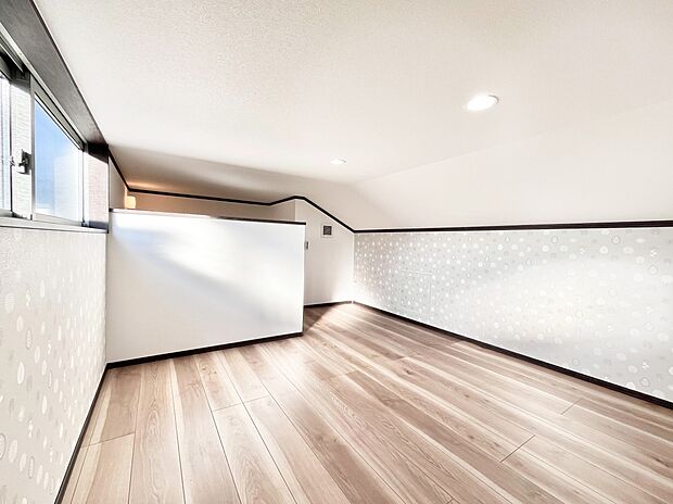 【その他内観】固定階段で上がれる小屋裏は5帖の明るい空間