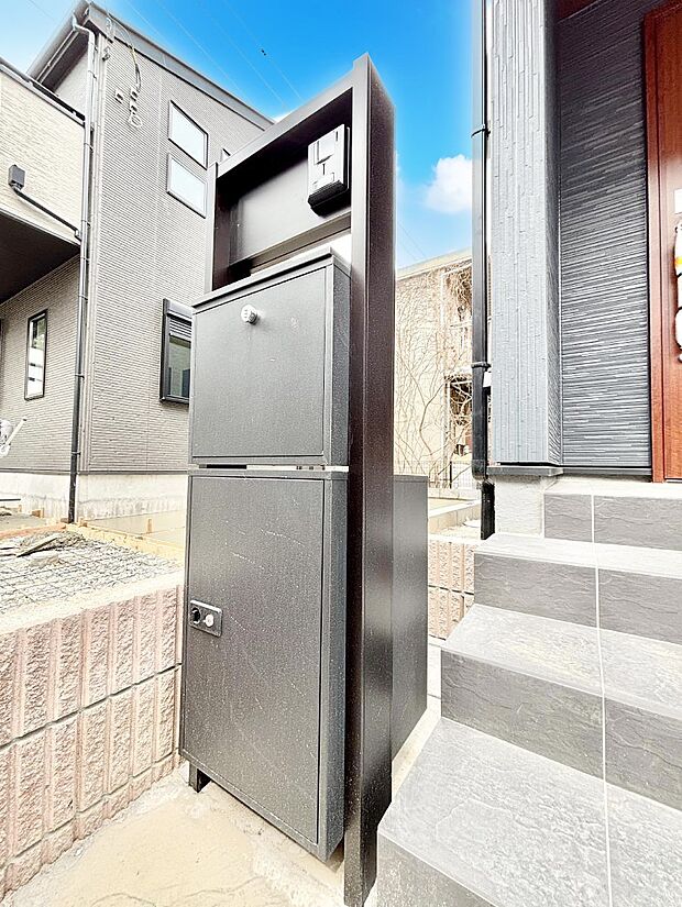 【その他現地】表札・インターホン・ポスト・宅配BOXをひとつに集約。エントランスになじむシンプルデザイン。