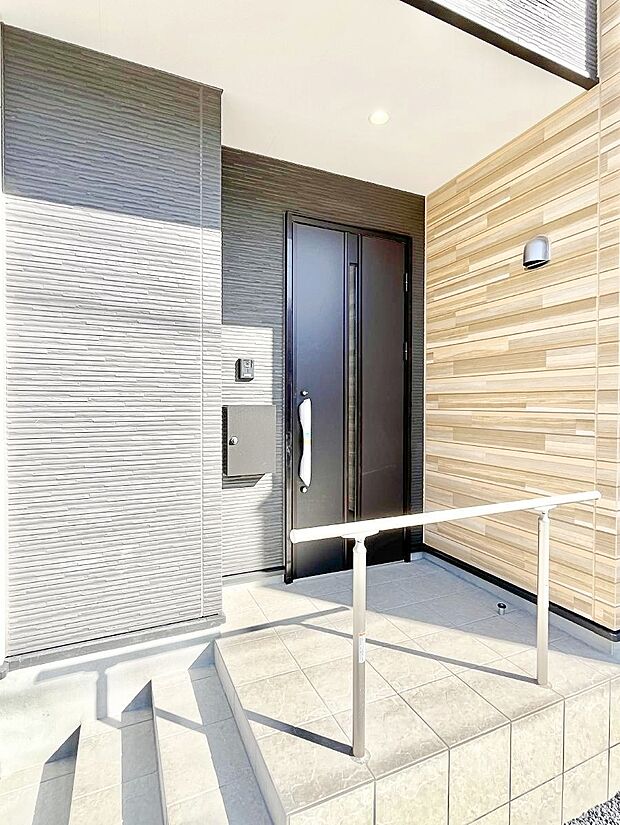 【玄関】玄関前は雨が降っても濡れにくい屋根付き