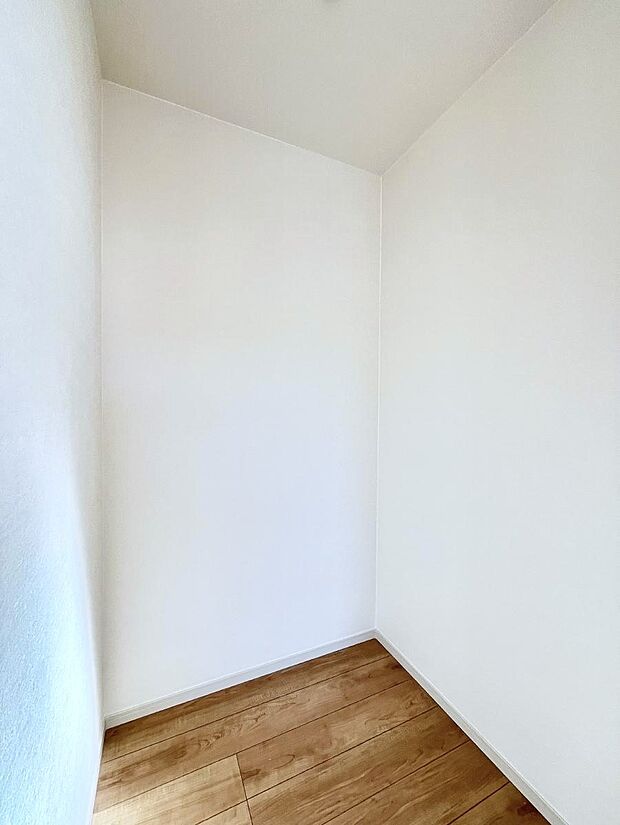 【ウォークインクローゼット】ウォークインクローゼット付きで生活空間を広く利用できます。