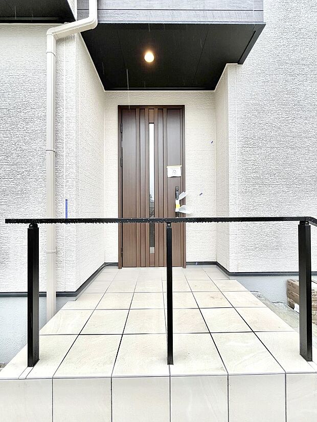 【玄関】大切な家族、来客を出迎える玄関。