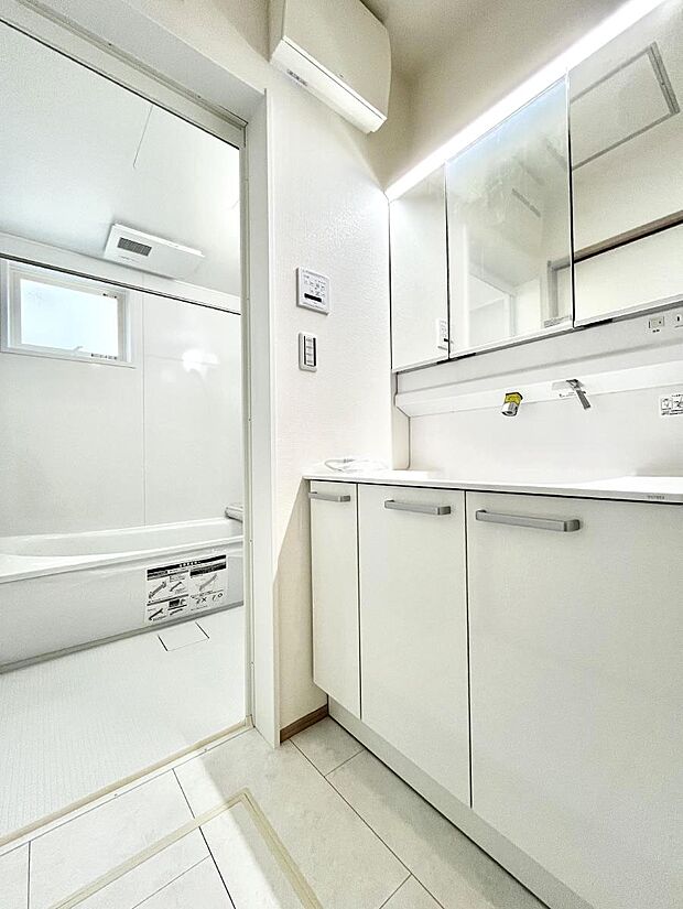 【脱衣場】清潔感のある快適空間です。毎日の身支度も気持ち良くお使い頂けます。 