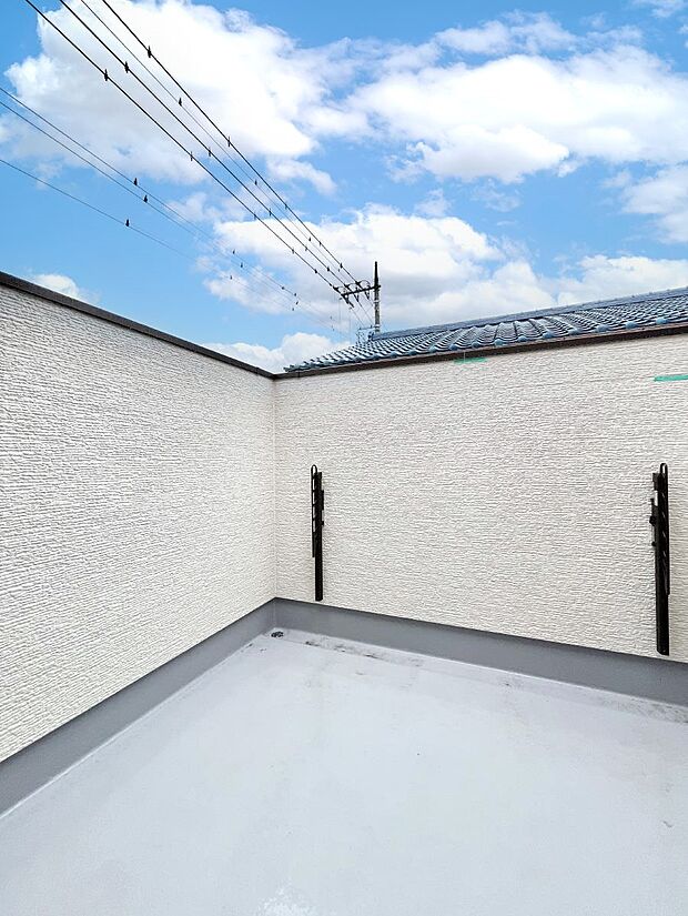 【バルコニー】ゆったりバルコニーだから沢山お洗濯ものを干せます。