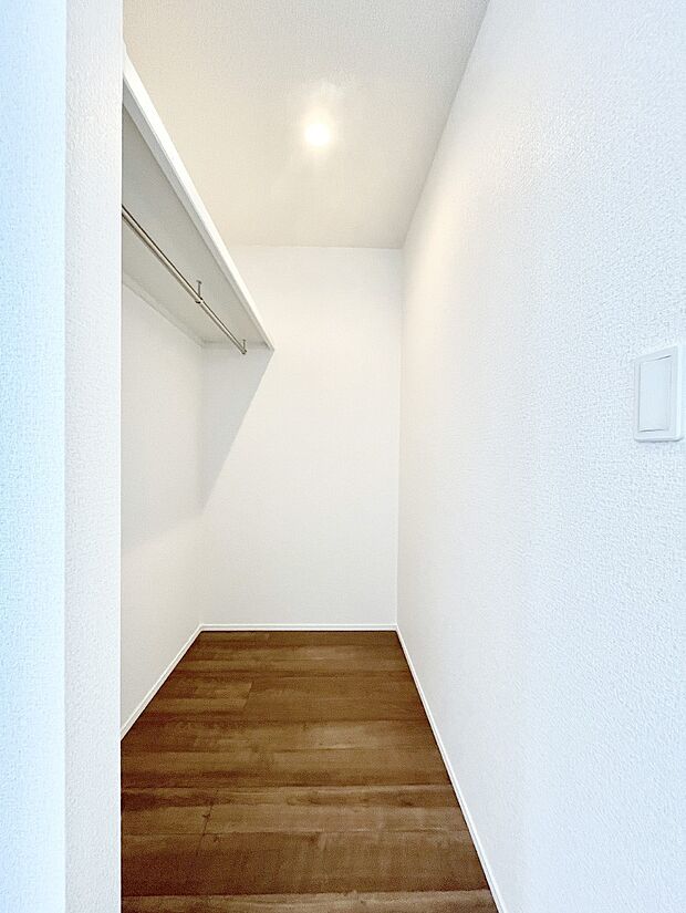 【ウォークインクローゼット】ウォークインクローゼット付きで生活空間を広く利用できます。