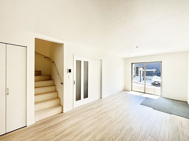 【ダイニング】家族とのコミュニケーションが深まるリビングイン階段を採用したダイニング