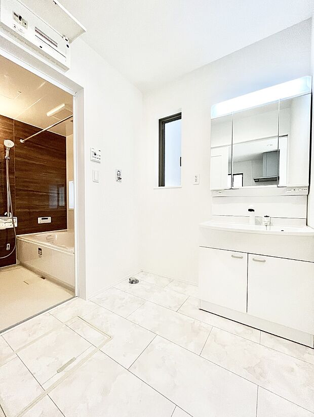 【洗面台・洗面所】清潔感のある快適空間です。毎日の身支度も気持ち良くお使い頂けます。 