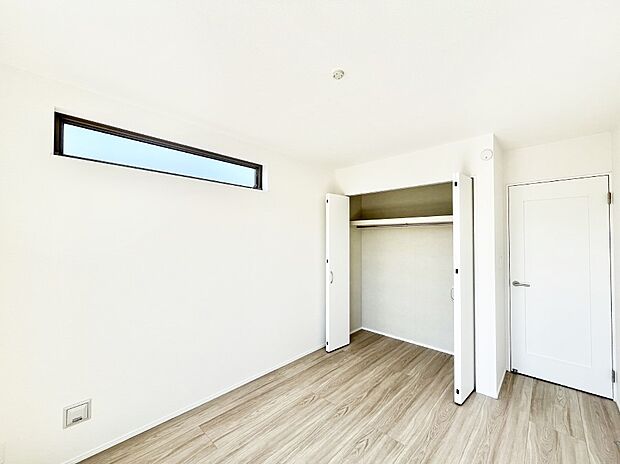 【寝室】使いやすい形でベットや家具の置き方にも困ることもありません。   