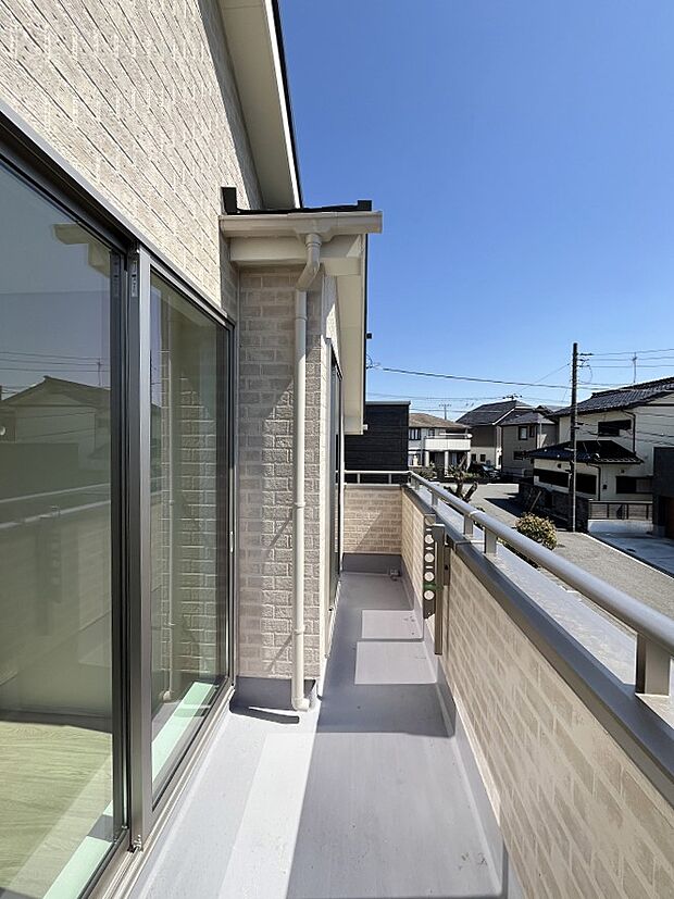 【バルコニー】暖かな陽光が降り注ぐバルコニーはお洗濯におすすめ。爽やかな風も心地よいです。 