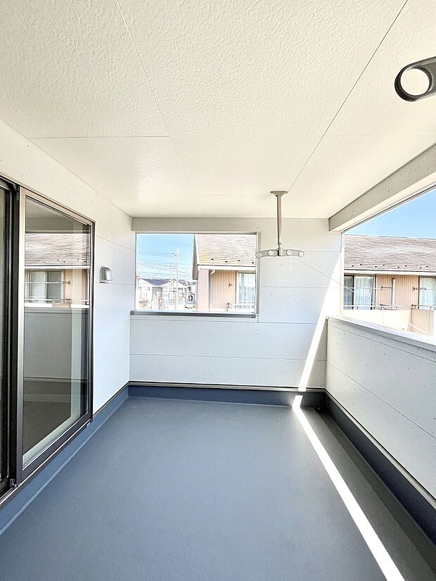 【バルコニー】ゆったりバルコニーだから沢山お洗濯ものを干せます。