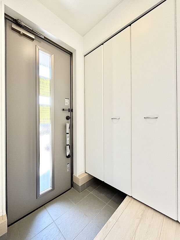 【玄関】明るい玄関はお客様をお出迎えするのにぴったりです!