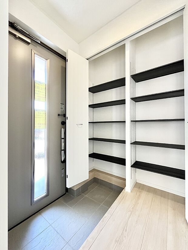 【シューズボックス】たっぷり収納できるシューズボックスで家族全員の靴も、玄関すっきり。