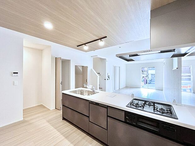 【キッチン】リビングで遊ぶお子様を見守りながらお料理ができる対面キッチン