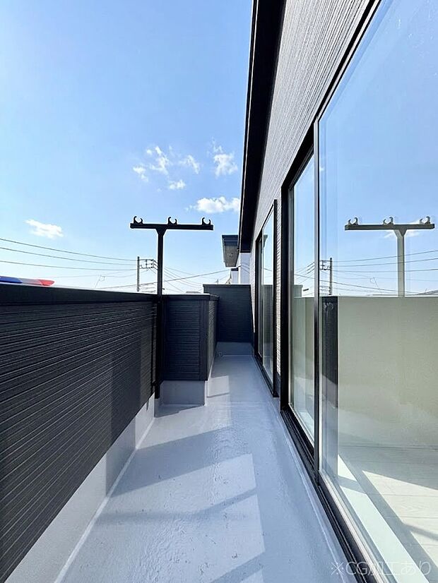 【バルコニー】暖かな陽光が降り注ぐバルコニーはお洗濯におすすめ。爽やかな風も心地よいです。