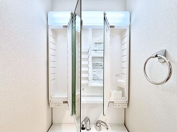 【三面鏡裏収納】三面鏡の裏に、化粧品や衛生用品などを収納可能。洗面台をすっきりと保ちます!