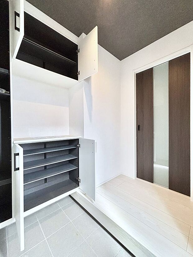 【玄関】飾り棚を利用して、お越しいただくお客様をおもてなしできます。