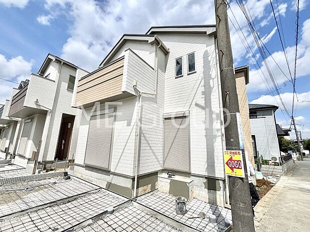 【現地外観写真】暮らしやすさと居心地の良さにこだわったシンプルで飽きのこないデザイン !