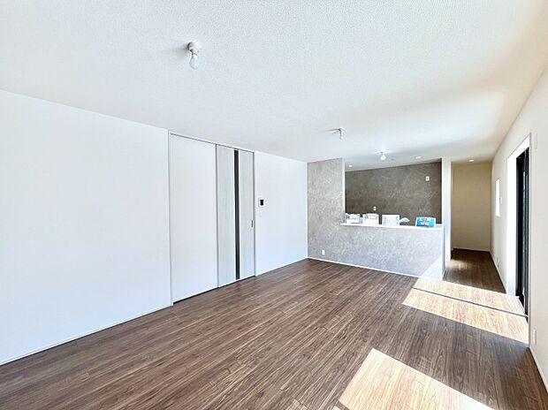 【リビングダイニング】家族団らんの時間も増えそうなくつろぎのリビングダイニング。   