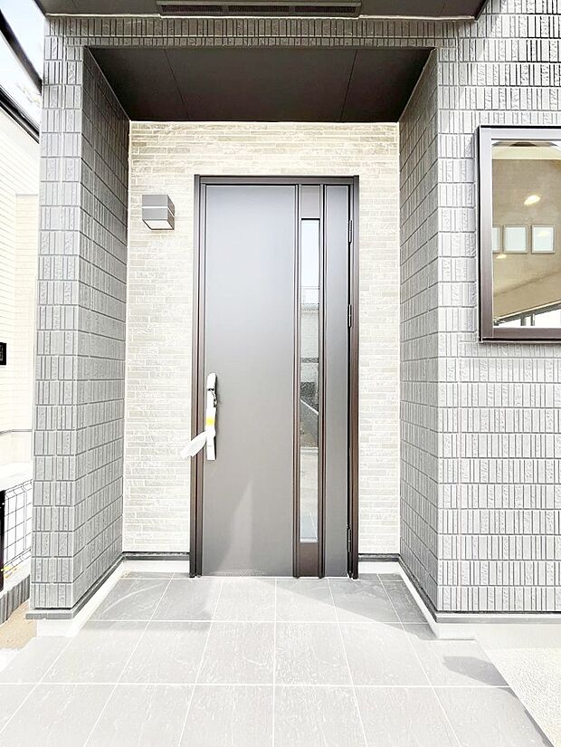 【玄関】玄関前は雨が降っても濡れにくい屋根付き