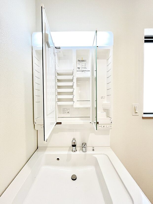 【三面鏡裏収納】三面鏡の裏に、化粧品や衛生用品などを収納可能。洗面台をすっきりと保ちます!