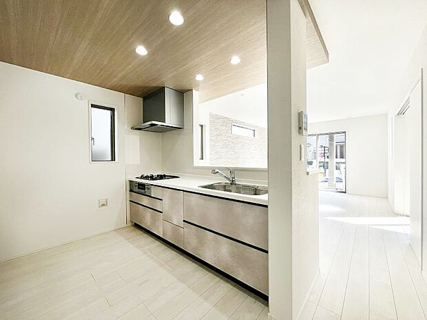 【ダイニングキッチン】料理をしながらでもご家族との会話を楽しめる対面キッチン