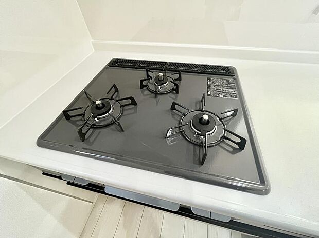 【Ｓｉセンサーコンロ】ガスコンロはＳｉセンサー搭載。火力調節や焦げ付き・消し忘れも防いでくれます。