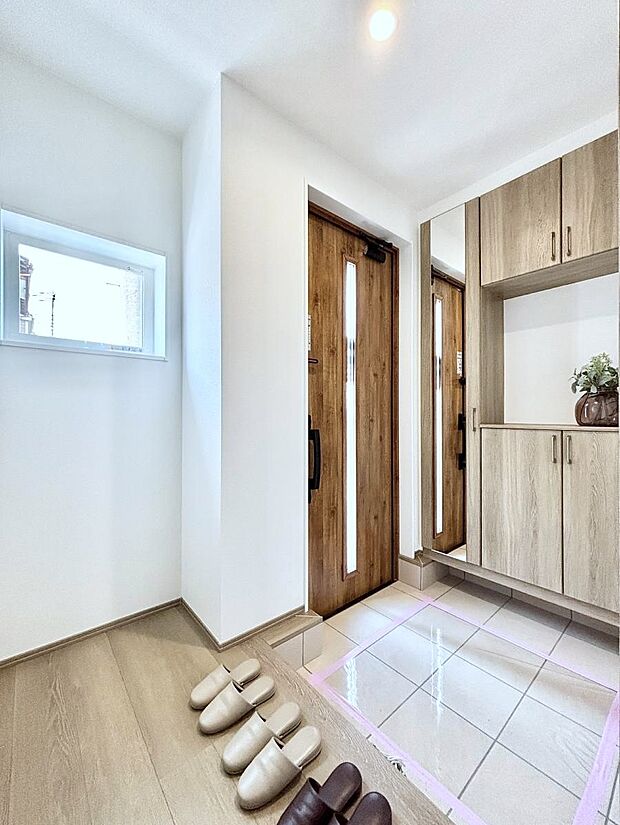 【玄関】明るい陽光が入り込む玄関。ご家族の靴もスッキリ収納できる玄関収納付き!