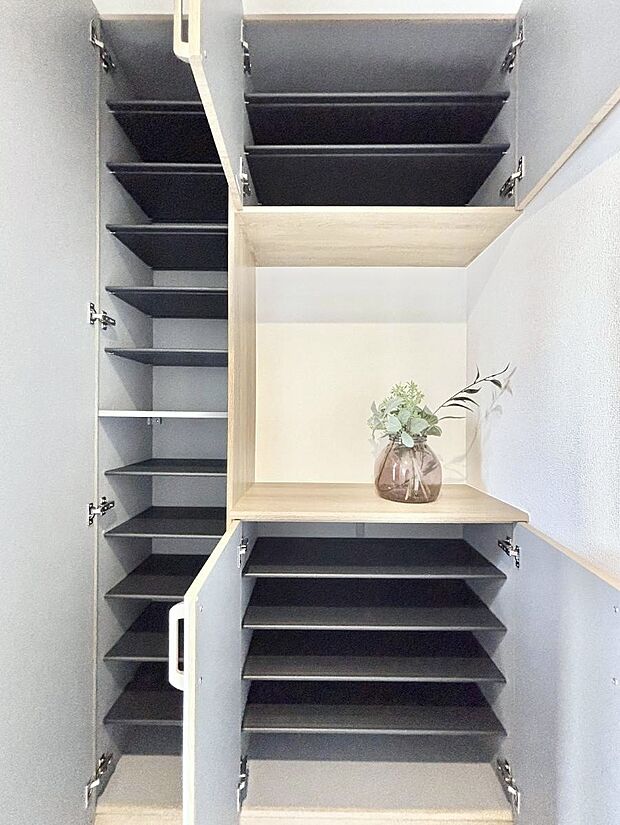 【玄関】天井まである玄関収納で、家族全員の靴もすっきり収納!