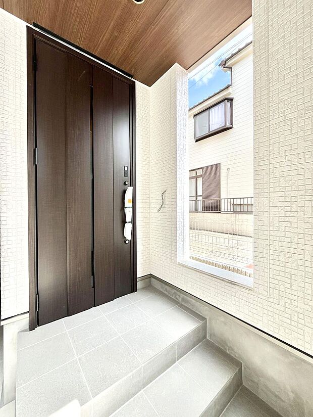 【玄関】大切な家族、来客を出迎える玄関。