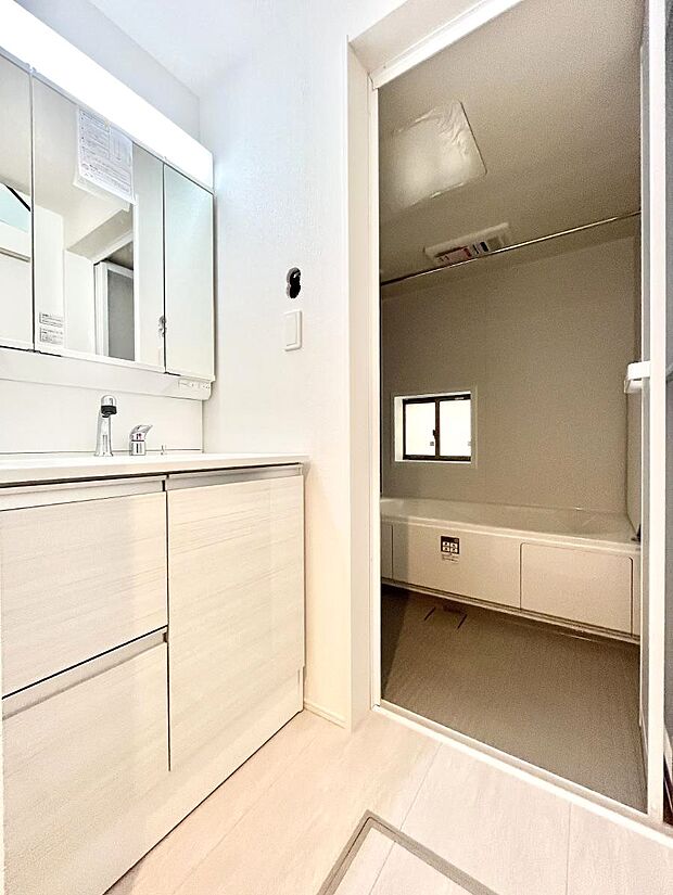 【脱衣場】清潔感のある快適空間です。毎日の身支度も気持ち良くお使い頂けます。