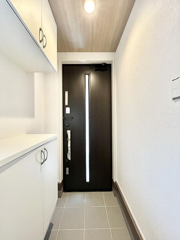 【玄関】明るい玄関はお客様をお出迎えするのにぴったりです!