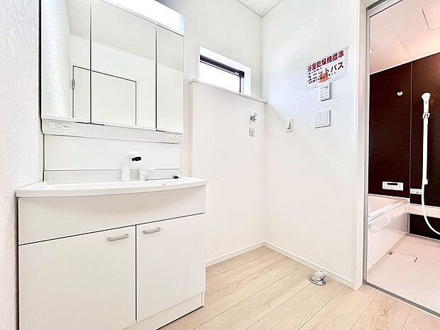 【脱衣場】清潔感のある快適空間です。毎日の身支度も気持ち良くお使い頂けます。