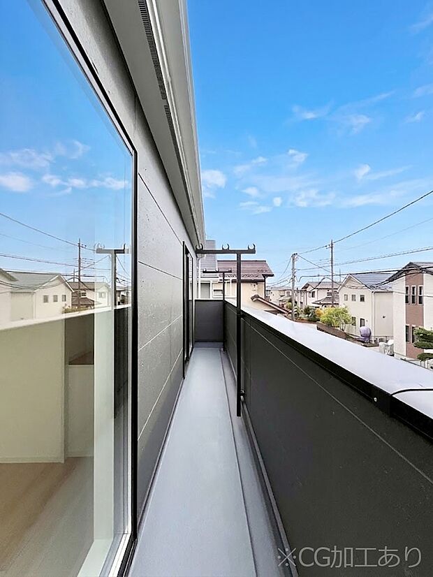 【バルコニー】暖かな陽光が降り注ぐバルコニーはお洗濯におすすめ。爽やかな風も心地よいです。